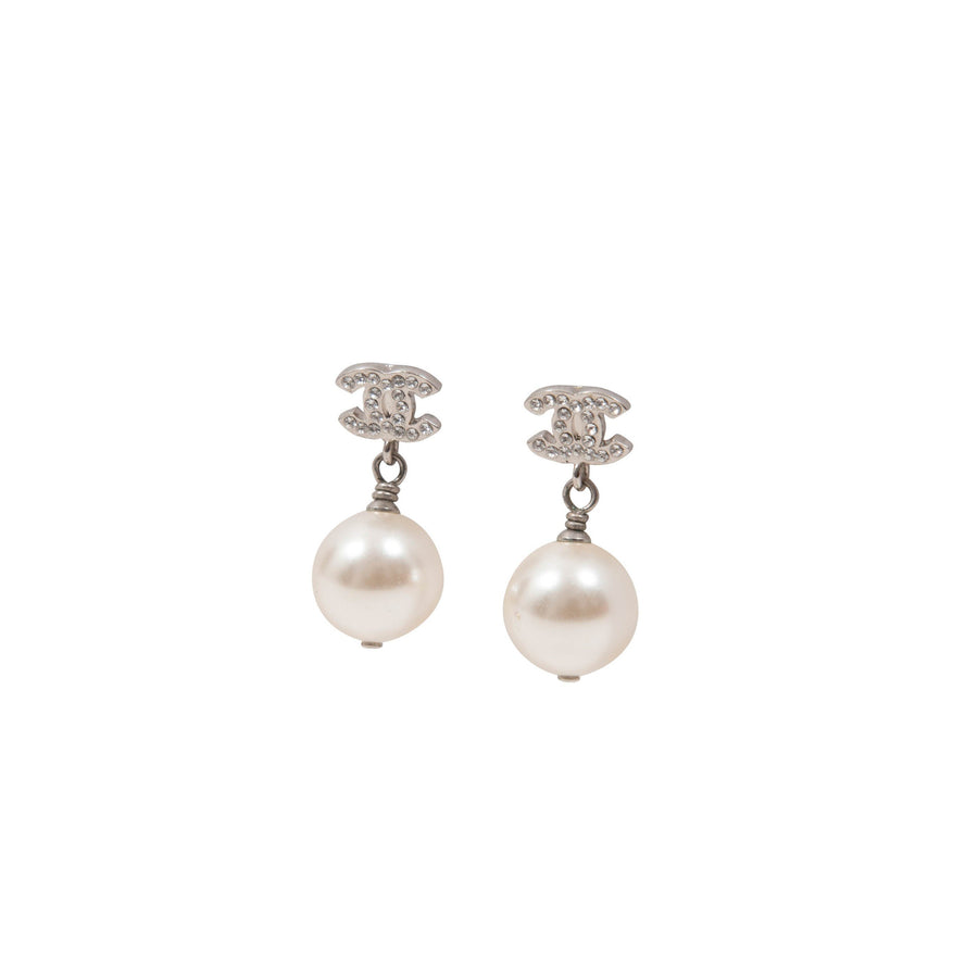 Classic Silver Crystal Strass CC logo Faux Pearl Drop Dangle Earrings CHANEL 